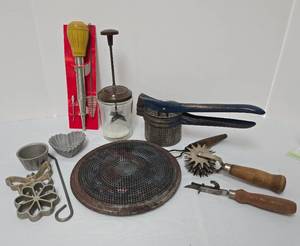 lot 128 image: Variety of Vintage of Kitchen Gadgets