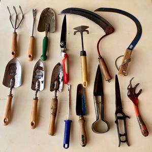lot 263 image: Large Lot of Garden Tools