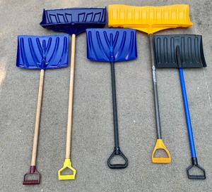 lot 32 image: Variety of Plastic Shovels