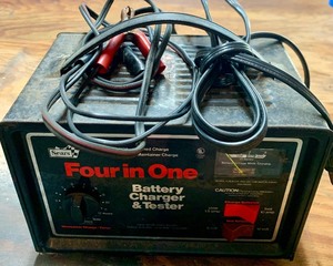 lot 287 image: Car Battery Charger
