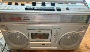 lot 288 image: Vintage Cassette, 8 Track and AMFM Radio