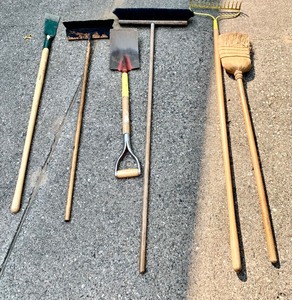 lot 350 image: Variety of Long Handled Tools