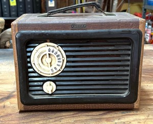 lot 366 image: Vintage John Meck 5D-7 Radio