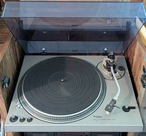 lot 51 image: Technics SL-1700 Turntable
