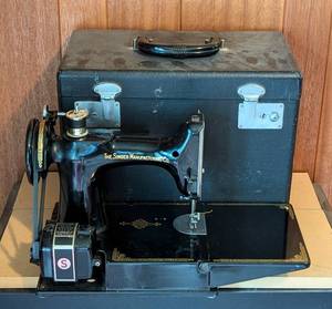 lot 69 image: Vintage Singer Featherweight Sewing Machine