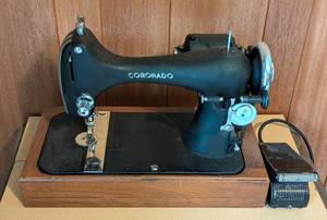 lot 70 image: Vintage Coronado Sewing Machine