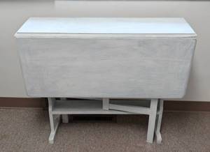 lot 194 image: Vintage Painted Drop Leaf Table