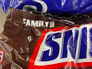 lot 3 image: HI 3 - Snickers Minis Family Size 18.0 oz (2 Packs)