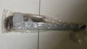 lot 6 image: 18 Heavy Duty Pipe Wrench-Gray