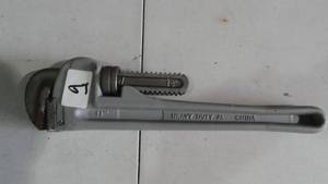 lot 9 image: 14 Heavy Duty Pipe Wrench-Gray