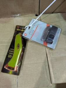 lot 130 image: Dual Knife Set - BR Safety Utility Knife & SE Multi Function Knife