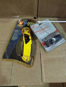lot 131 image: Dual Knife Set - Push Style Utility Knife & SE Multi Function Knife