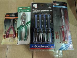 lot 149 image: 7 Piece Tool Set - Screwdriver - Pliers - Mini Torx