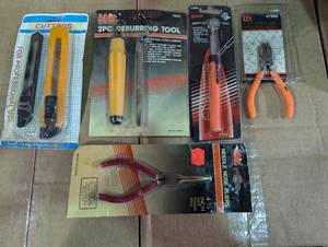 lot 154 image: 7 Piece Tool Set - Magnet-Pliers-Cutter-Deburring Tool