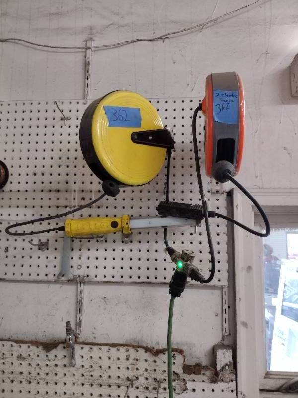 lot 362 image: Bay Corded Electric Work Light Model 866, Bayco 800 Retractable metal cord reel