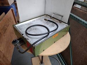 lot 161 image: Que King Griddle Series #112 powered by Butane Gas.