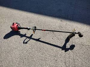 lot 153 image: Craftsman Gas Powered 25cc Straight Shaft Weedwacker