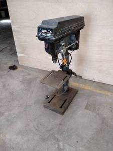 lot 88 image: Delta 12 bench-top drill press. Model 11-990. Powers up.