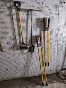 lot 152 image: 2 Shingle tools, hand twist auger, and 2 clam shell augers