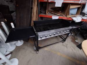 lot 15 image: Bakers & Chefs 8-burner Event Propane Grill