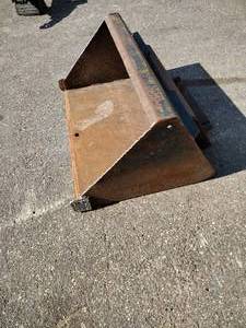 lot 224 image: Toro 33 narrow bucket attachment