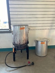 lot 239 image: Masterbuilt Propane powered 18 LB Turkey Deep fryer