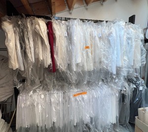 lot 252 image: Large lot of tablecloths & table skirts