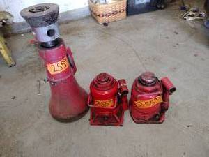lot 255 image: Red 20-Ton Steel Manual Bottle Jacks and No. 20 screw jack. Large lot of cloth napkins 5 colors