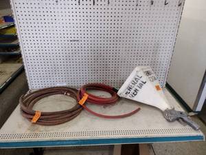 lot 262 image: Texture gun with air control at the handle.  Tekton air hose and a boom hose.