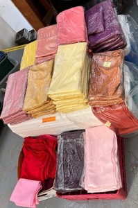 lot 257 image: Cloth napkins & table runners