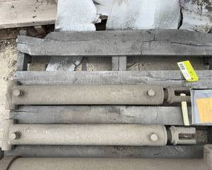 lot 6028 image: Two Hydraulic Cylinders 