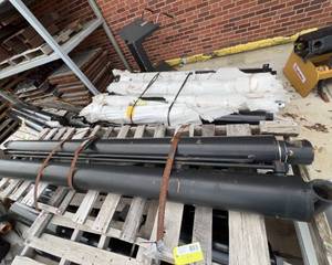 lot 6033 image: Two 7 Ft Hydraulic Cylinders 