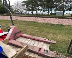 lot 3153 image: Raymond Pallet Jack