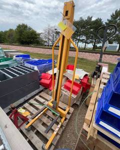lot 3161 image: Hand Winch Utility Lift