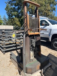 lot 3006 image: Big Joe 2000 Pound Lift