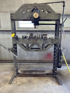 lot 10030 image: 60 Ton Manual Press (Fertile)