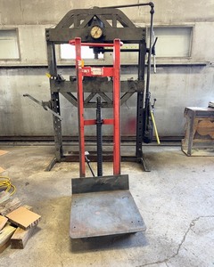 lot 10024 image: 750 Pound Platform Lift Cart
