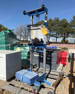 lot 3139 image: Counter Balance Hand Winch Lift