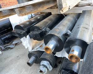 lot 6032 image: Seven Hydraulic Cylinders