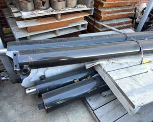lot 6066 image: Five Hydraulic Cylinders