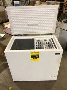 lot 36 image: Magic Chef 7.0 cu. ft. Chest Freezer in White Customer Returns See Pictures