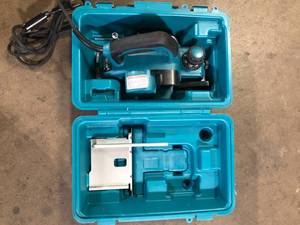 lot 6 image: Makita 6.5 Amp 3-14 in. Corded Handheld Planer Kit with Blade Set, Hard Case  Customer Returns See Pictures