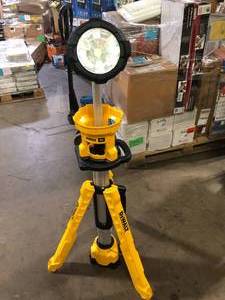 lot 7 image: DEWALT 20V MAX 3000-Lumen Adjustable LED Tripod Light   Customer Returns See Pictures