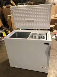 lot 8 image: Magic Chef 7.0 cu. ft. Chest Freezer in White   Customer Returns See Pictures