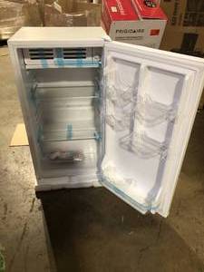 lot 27 image: Frigidaire 3.2 cu. ft. Retro Mini Fridge in White   Customer Returns See Pictures