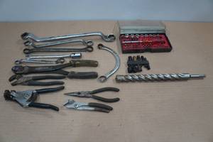 lot 19 image: Assorted Tools