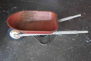 lot 32 image: Metal Radio Flyer Wheelbarrel