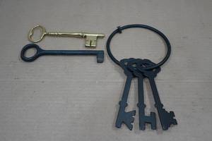lot 37 image: Decorative Skeleton Keys