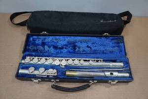 lot 42 image: Gemeinhardt 2SP Closed Hole Student Flute with Case