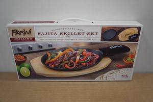 lot 104 image: Parini Grilling Cast Iron Fajita Skillet Set